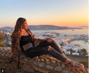 Στην Μύκονο για διακοπές η Αθηνα Οικονομάκου (ΒΙΝΤΕΟ&ΦΩΤΟ)