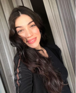 Ηβη Αδάμου: Ποζάρει χωρίς ίχνος μακιγιάζ και είναι μία κούκλα!