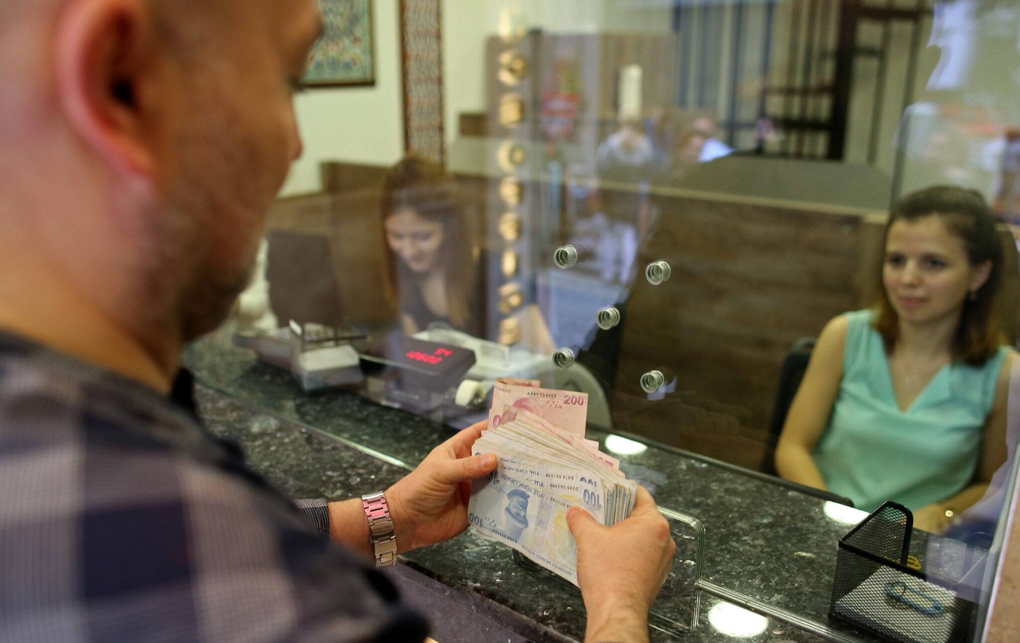 "Bυθίζεται" μαζί με την τουρκική λίρα η οικονομία του ψευδοκράτους