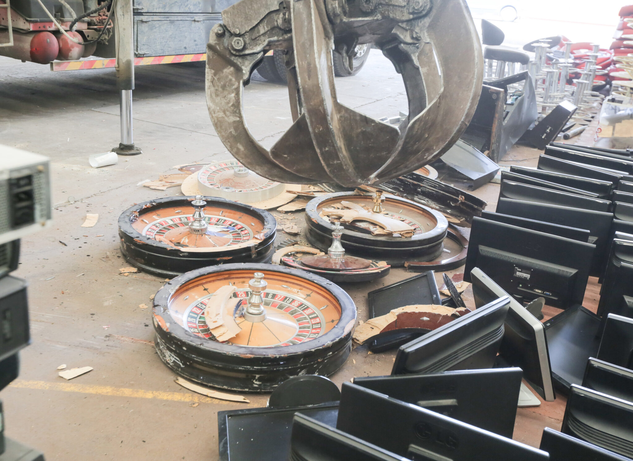 "Σκόνη και θρύψαλα" ρουλέτες, τραπέζια black jack και υπολογιστές (ΦΩΤΟ)