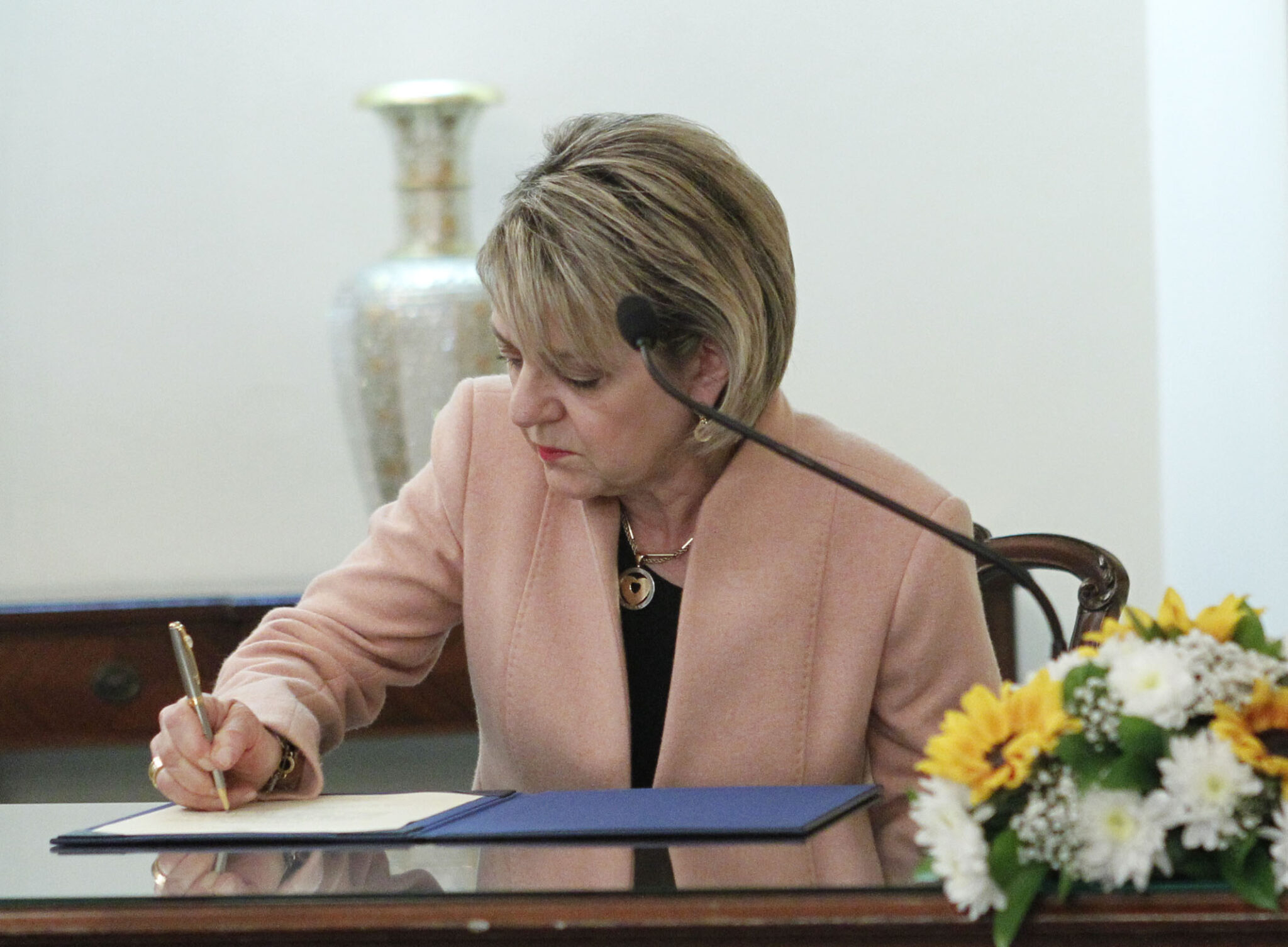 Η Λήδα Κουρσουμπά απαντά στον Γενικό Ελεγκτή για το υπηρεσιακό της όχημα