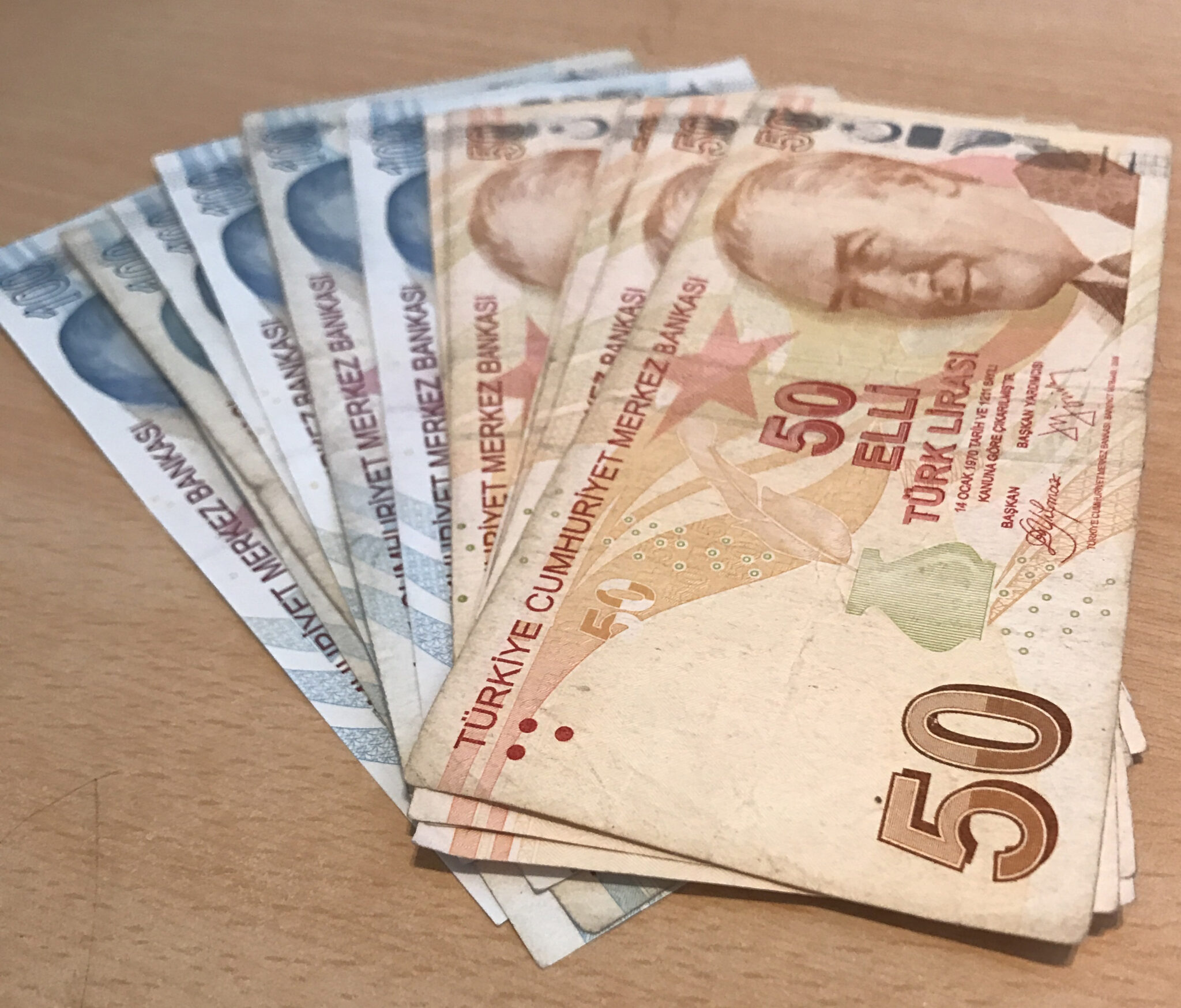 Σε νέο ιστορικά χαμηλό επίπεδο η τουρκική λίρα