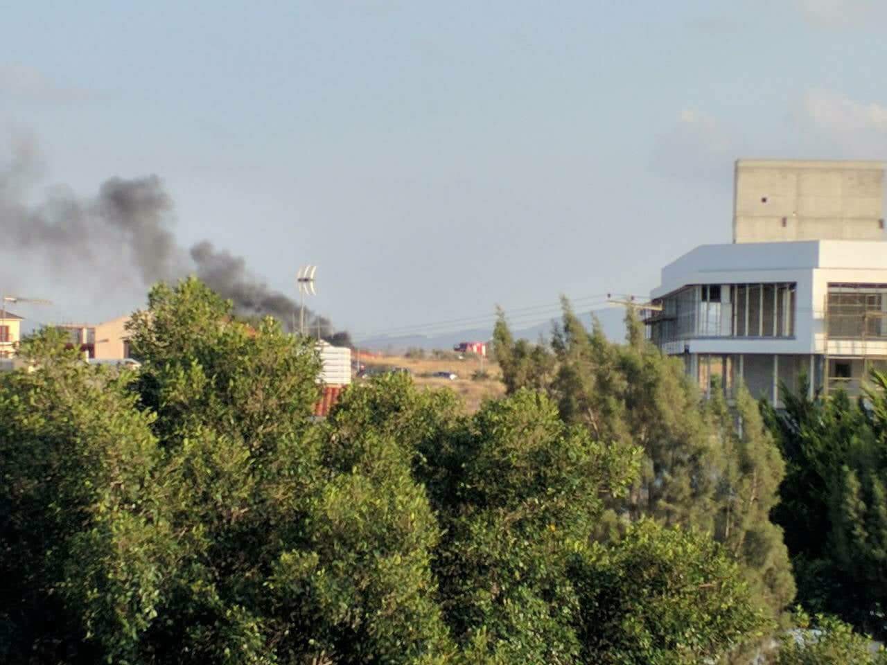 Πυρκαγιά καίει χόρτα και εγκαταλελειμμένο σπίτι στο Δάλι