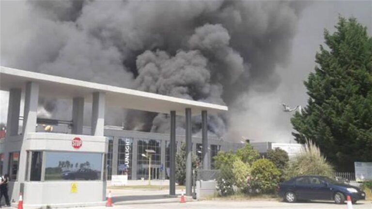 Εκκενώνονται οικισμοί λόγω μεγάλης πυρκαγιάς σε εργοστάσιο μπαταριών στη Ξάνθη