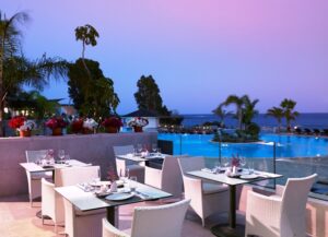 Akakiko και Ελληνικό Ουζομεζεδοπωλείον