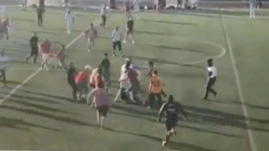 Σε ρινγκ μετατράπηκε γήπεδο με θύμα τον διαιτητή… (ΒΙΝΤΕΟ)