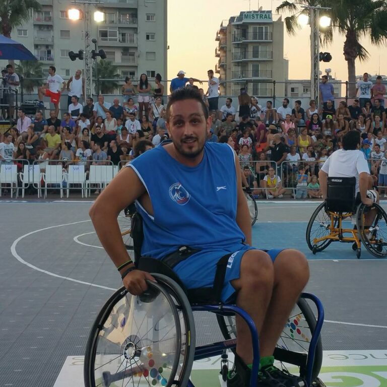 H συγκλονιστική ιστορία του Μιχάλη που καθηλώθηκε σε τροχοκάθισμα (ΒΙΝΤΕΟ)