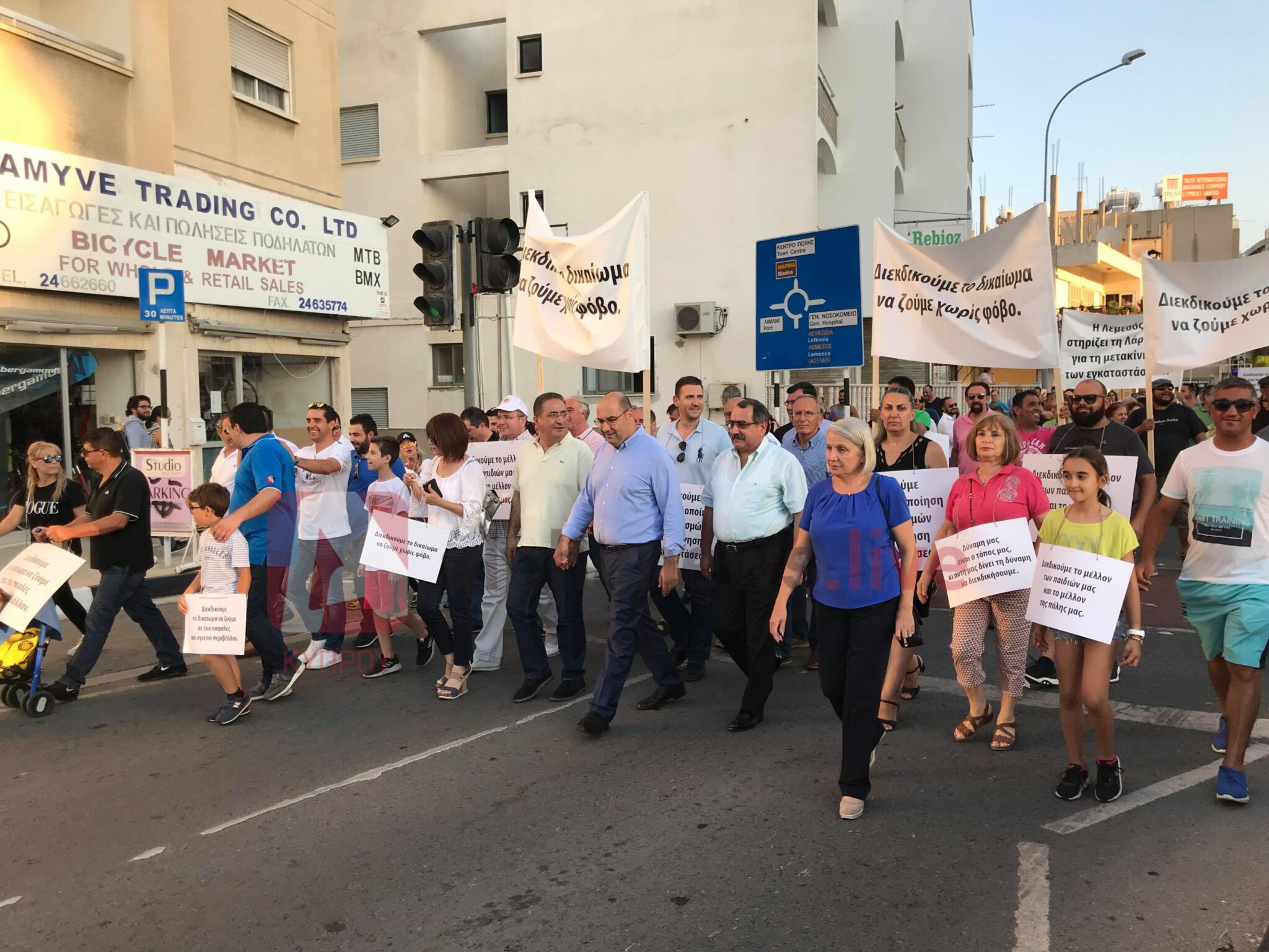 Στους δρόμους οι Λαρνακείς για τη μετακίνηση των δεξαμενών (ΦΩΤΟ&BINTEO)