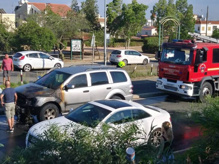 Όχημα τυλίχθηκε στις φλόγες ενώ κινείτο στο δρόμο Ανθούπολης-Δευτεράς (ΦΩΤΟ)