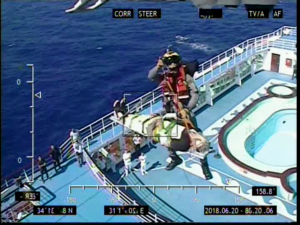 Καρέ-καρέ η διάσωση Ισραηλινού απο κρουαζιερόπλοιο στ' ανοιχτά της Πάφου (ΦΩΤΟ)