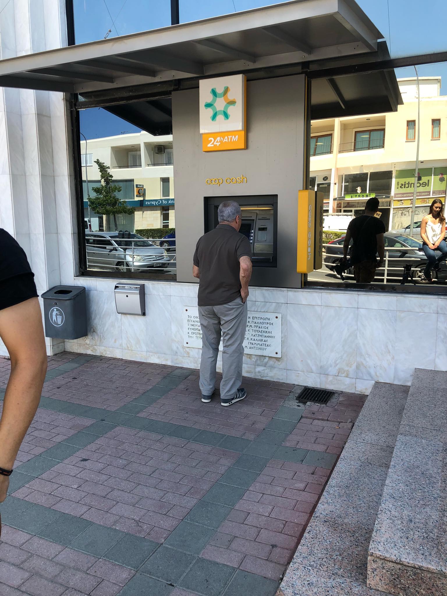 ΣΚΤ: Καταθέτες "σήκωσαν" μέχρι το μεσημέρι 70 εκατομμύρια ευρώ (ΒΙΝΤΕΟ)