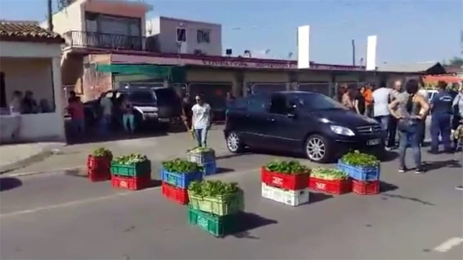 Έκλεισαν τον δρόμο με φθαρτά στην Περιστερώνα