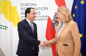 Με Κυπριακό στις αποσκευές ταξίδεψε στη Βιέννη ο Υπουργός Εξωτερικών (ΦΩΤΟ)