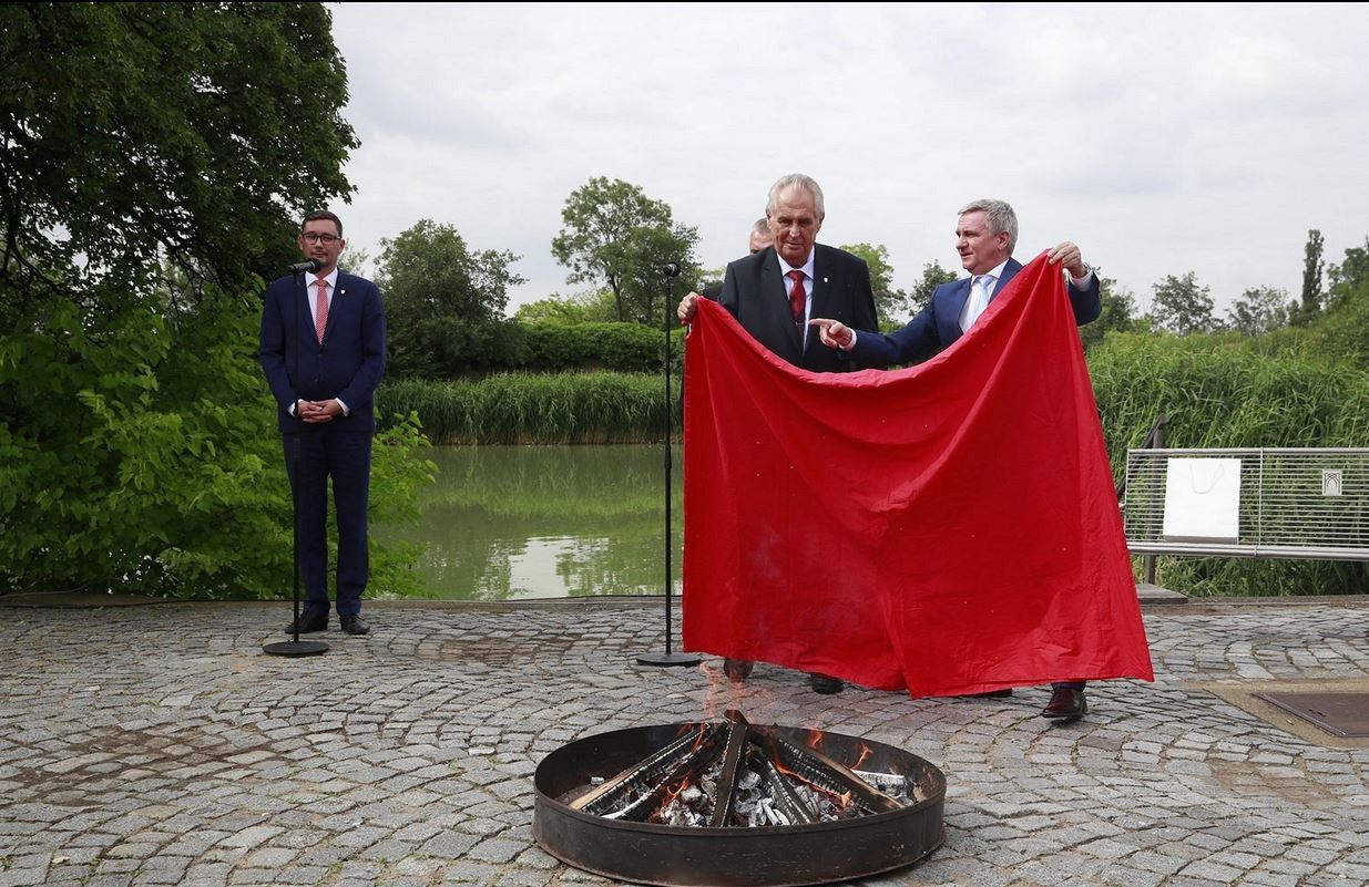 Η κίνηση του προέδρου της Τσεχίας που προκάλεσε σάλο (BINTEO)