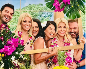 Eλένη Μενεγάκη: Λίγο πριν ρίξει αυλαία γευμάτισε με τους συνεργάτες της! (ΦΩΤΟ)