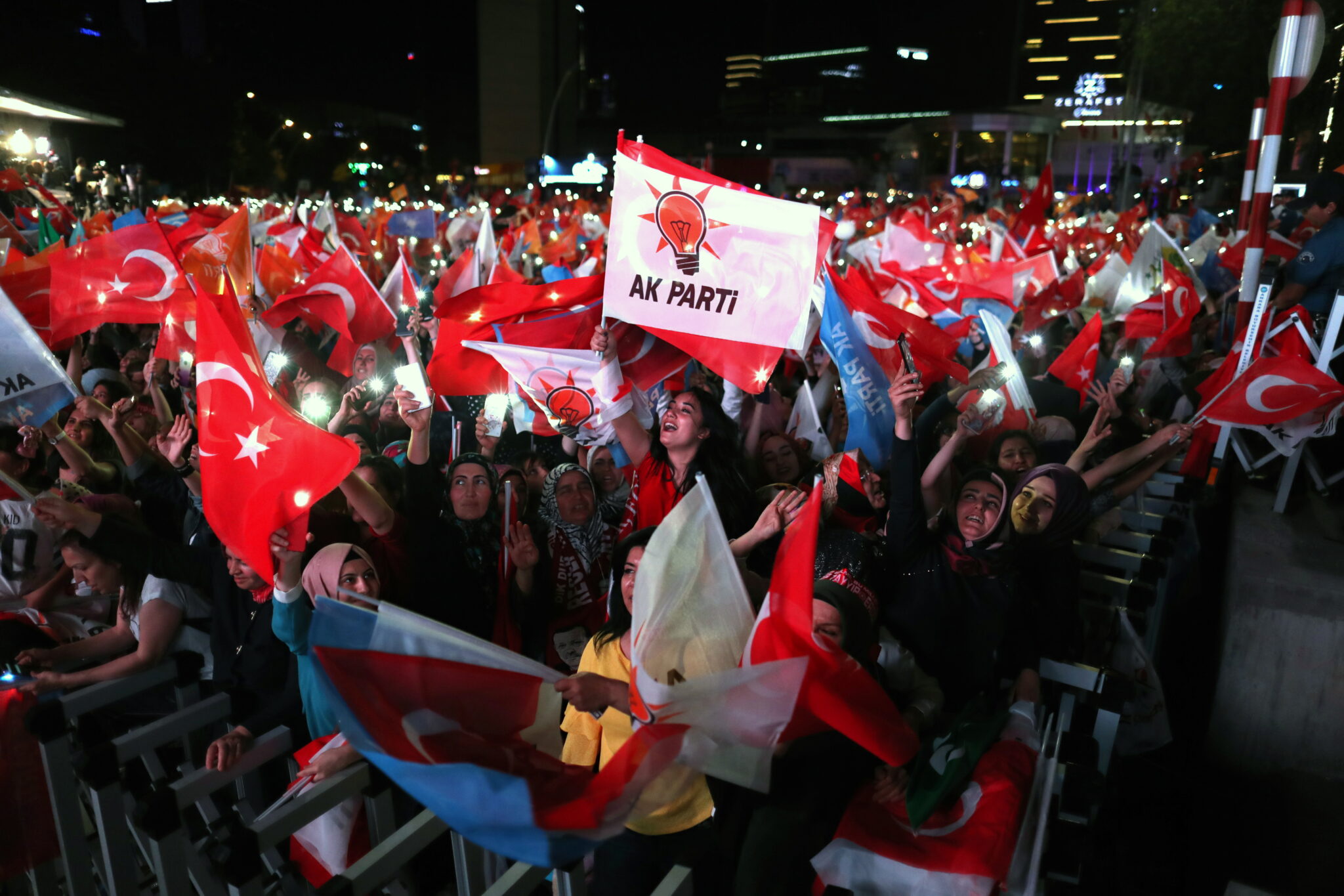 Τουρκικές εκλογές: Νίκη Ερντογάν-ΑΚΡ ενώ φωνάζει η αντιπολίτευση