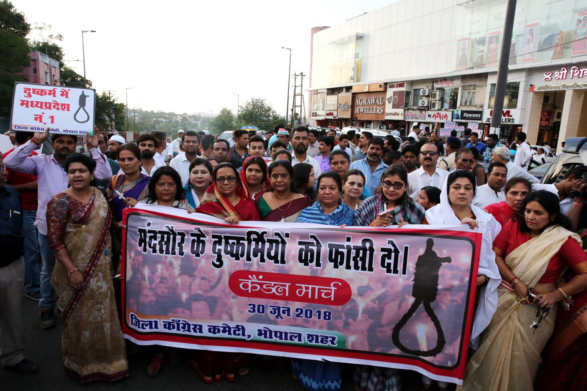 Οργισμένες διαδηλώσεις διαμαρτυρίας στην Ινδία με αφορμή τον βιασμό μιας 7χρονης