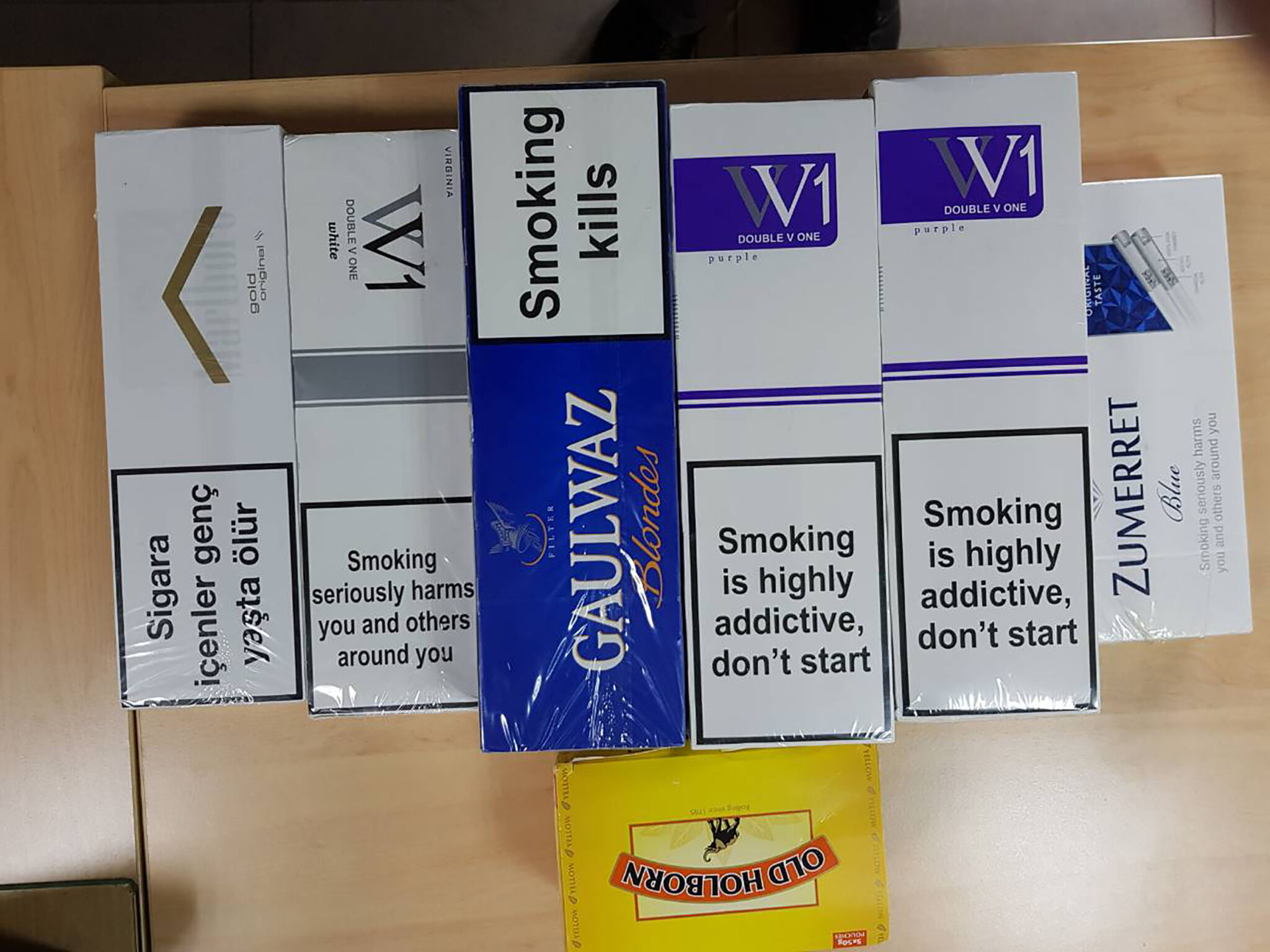 Χειροπέδες σε Ελληνοκύπρια που είχε στο σπίτι της 18,000 αφορολόγητα τσιγάρα