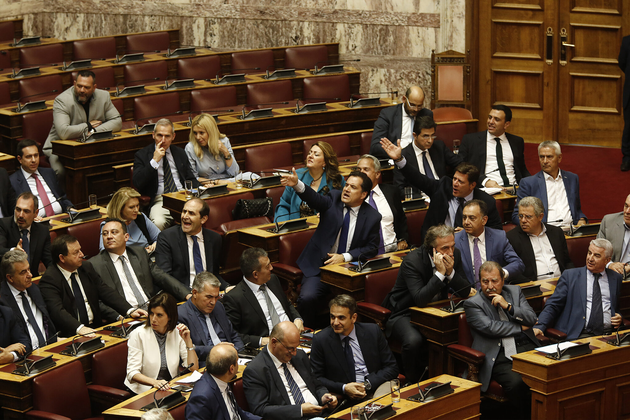 Στο «κόκκινο» η πολιτική αντιπαράθεση μετά την πρόταση μομφής