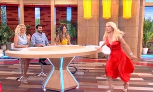 Μενεγάκη: Σηκώθηκε ξαφνικά από την καρέκλα της κι άρχισε να τρέχει! (ΒΙΝΤΕΟ)