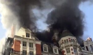 Χάος στο κέντρο του Λονδίνου από πυρκαγιά σε ξενοδοχείο (ΒΙΝΤΕΟ&ΦΩΤΟ)