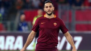 Τα «σκάει» χοντρά για να κάνει δικό της τον Μανωλά…