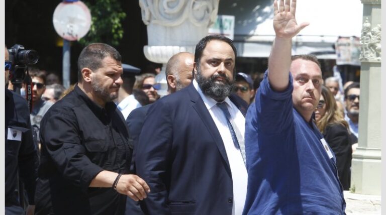 Επεισοδιακή άφιξη Μαρινάκη στην κηδεία του Παύλου Γιαννακόπουλου (ΒΙΝΤΕΟ)