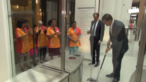 Πήρε την σφουγγαρίστρα και καθάρισε την Βουλή ο Ολλανδός πρωθυπουργός(ΒΙΝΤΕΟ)