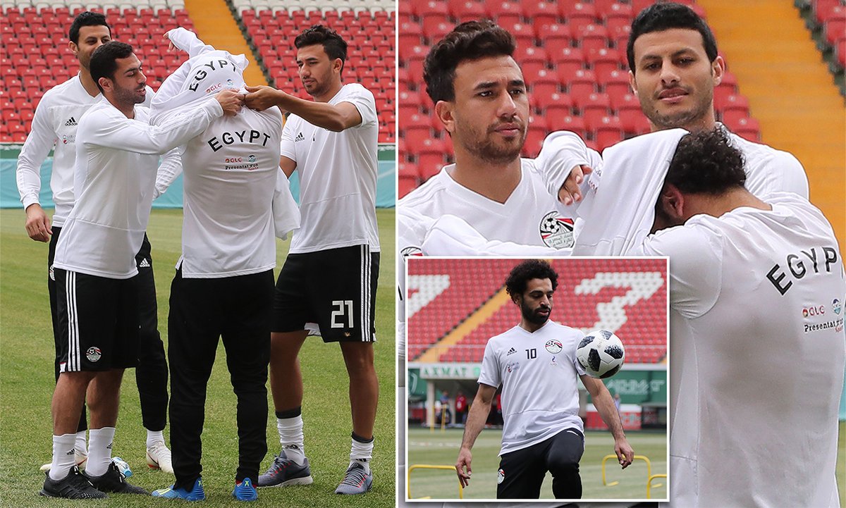 Ο Σαλάχ ντύνεται με την βοήθεια των συμπαικτών του