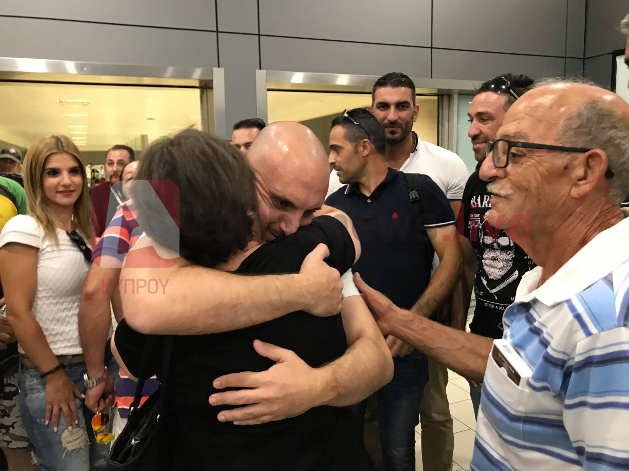 Επέστρεψε στην Κύπρο ο αστυνομικός που είχε δεχθεί πυροβολισμούς (ΒΙΝΤΕΟ)