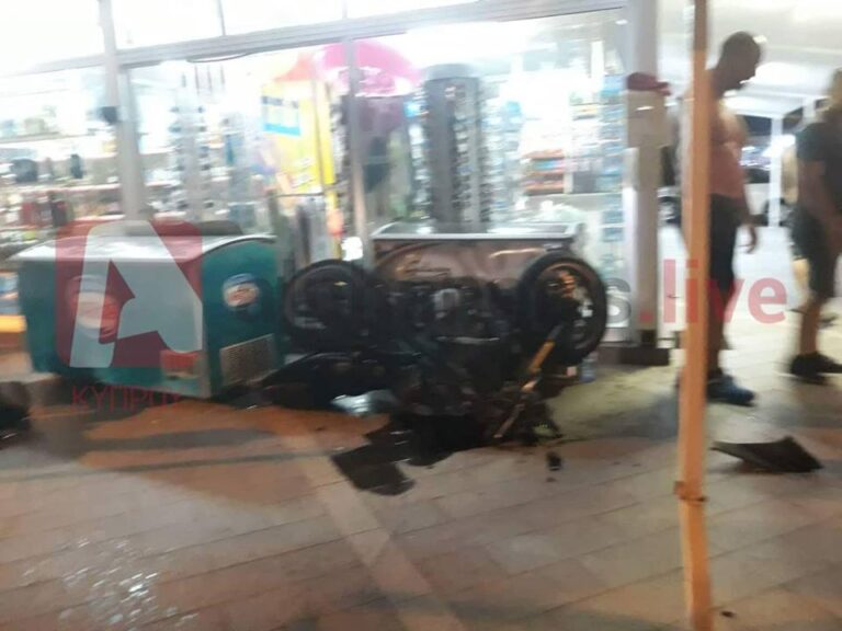 Αναστάτωση στο Μακένζι: Μοτοσικλετιστής "προσγειώθηκε" σε περίπτερο (ΦΩΤΟ)