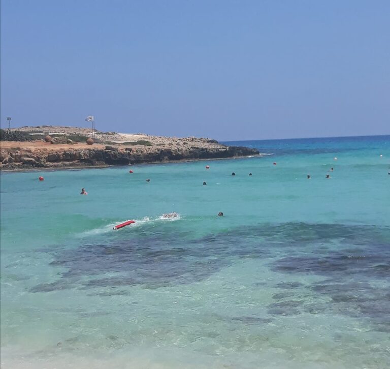 Δραματικές στιγμές για 50χρονη γυναίκα στην παραλία Nissi (ΒΙΝΤΕΟ&ΦΩΤΟ)