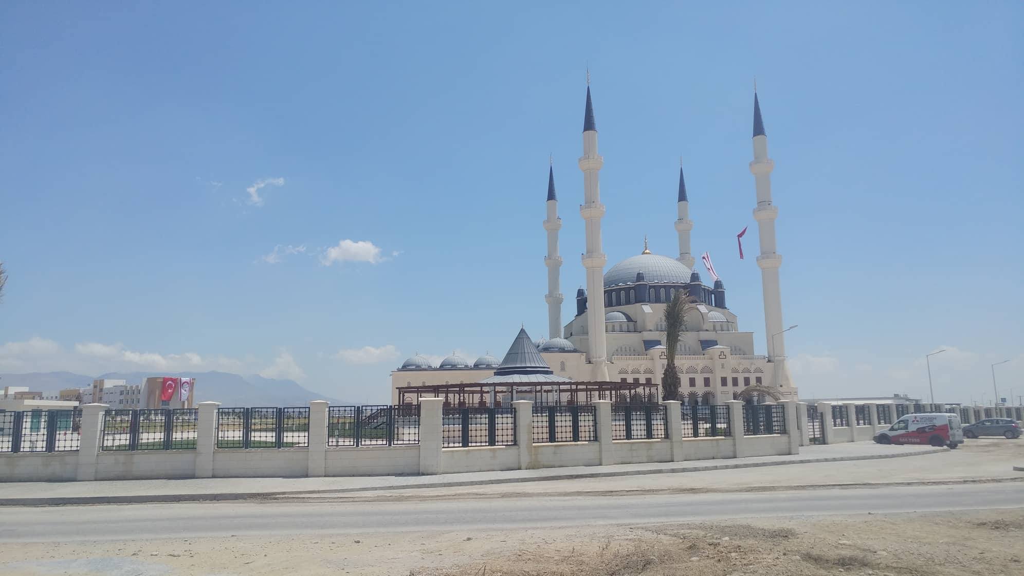 Δύο παράλληλες "κοινότητες" στα κατεχόμενα με φόντο το τζαμί Χαλά Σουλτάν