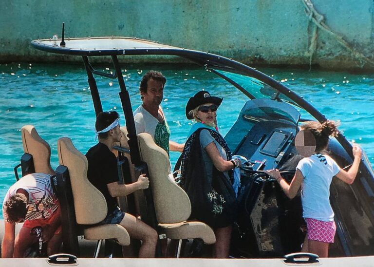 Η Ελένη Μενεγάκη με τον Μάκη Παντζόπουλο και τα παιδιά της στα Κουφονήσια (ΦΩΤΟ)