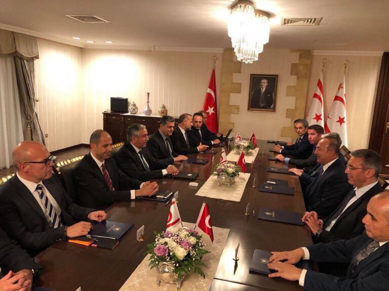 Τετ α τετ Μουσταφά Ακιντζί και Μεβλούτ Τσαβούσογλου στα κατεχόμενα