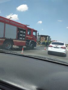 Φωτιά ξέσπασε σε φορτηγό ενώ βρισκόταν στον αυτοκινητόδρομο Λευκωσίας (ΦΩΤΟ)