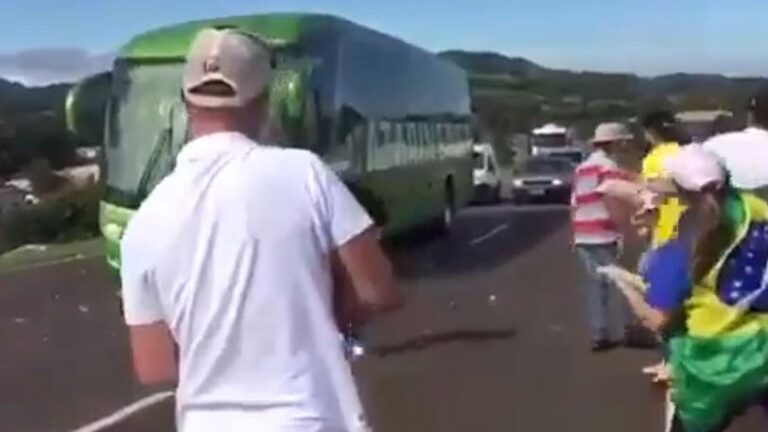 Eπίθεση με αυγά στο λεωφορείο της Βραζιλίας (ΒΙΝΤΕΟ)