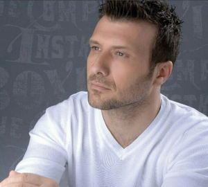 O Γιάννης Πλούταρχος μας δείχνει τον γιο του και είναι ολόιδιοι! (ΦΩΤΟ)