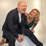 Ο Νίκος Μουτσινάς έγινε….. κομμωτής! (ΒΙΝΤΕΟ)