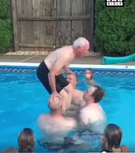 Η ανάποδη βουτιά ενός 79χρονου έχει γίνει το απόλυτο viral της βδομάδας!