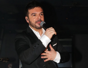 Tριαντάφυλλος: Δημόσιο κάλεσμα σε όλους τους τραγουδιστές για συναυλία στο ΟΑΚΑ