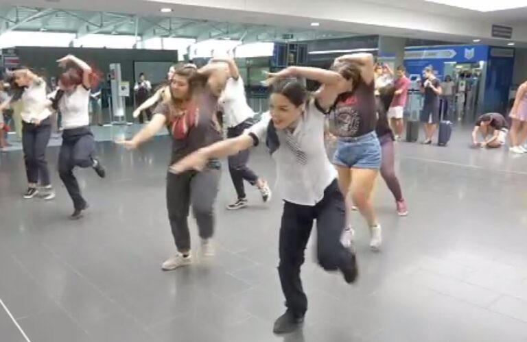 Ένα αναπάντεχο θέαμα περίμενε τους επιβάτες στο αεροδρόμιο Λάρνακας (ΒΙΝΤΕΟ)