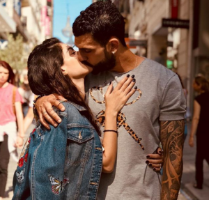 O Μερκής χαϊδεύει την κοιλίτσα της Άντρεας Κυριάκου και "λιώνει" το Ιnstagram