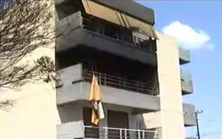 Χρησιμοποίησαν τέντα για να πηδήξουν από το φλεγόμενο διαμέρισμα τους (ΒΙΝΤΕΟ)