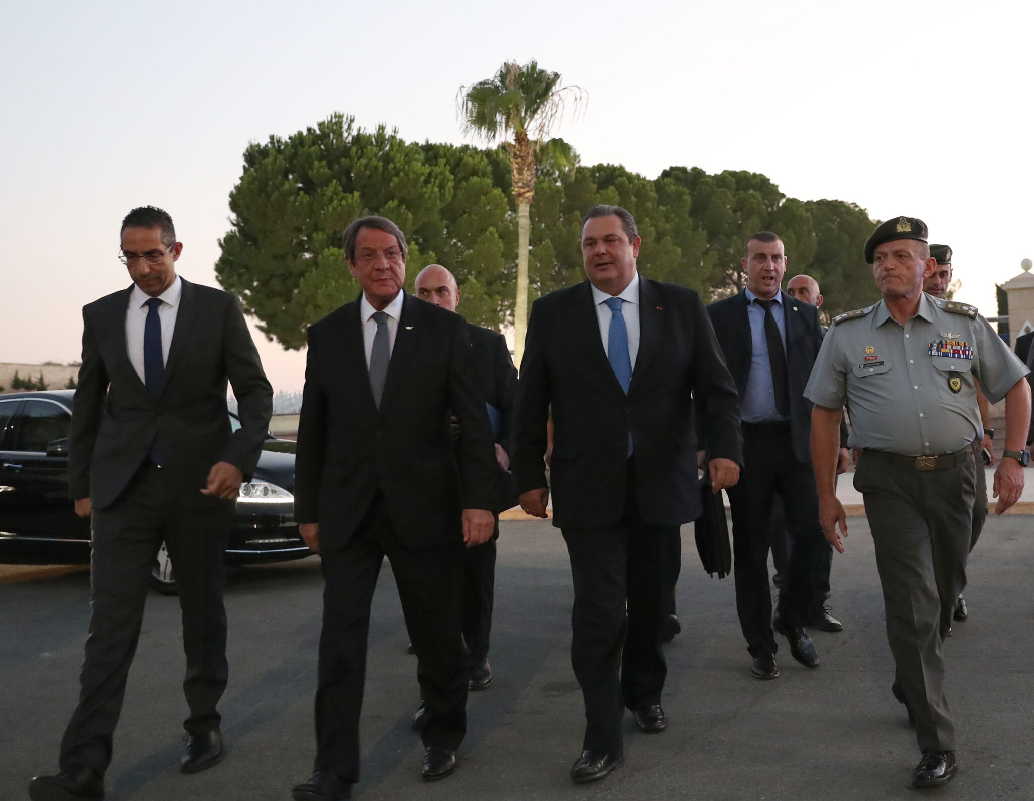 Συνθήματα κατά Πάνου Καμμένου στα αποκαλυπτήρια της Μάνας του Αγνοούμενου