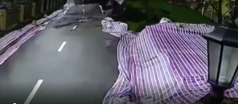 Κίνα: Η στιγμή της κατάρρευσης δρόμου μήκους 50 μέτρων (ΒΙΝΤΕΟ)