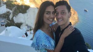 O Oζίλ κάνει διακοπές στην Σαντορίνη και οι Γερμανοί τον κράζουν !