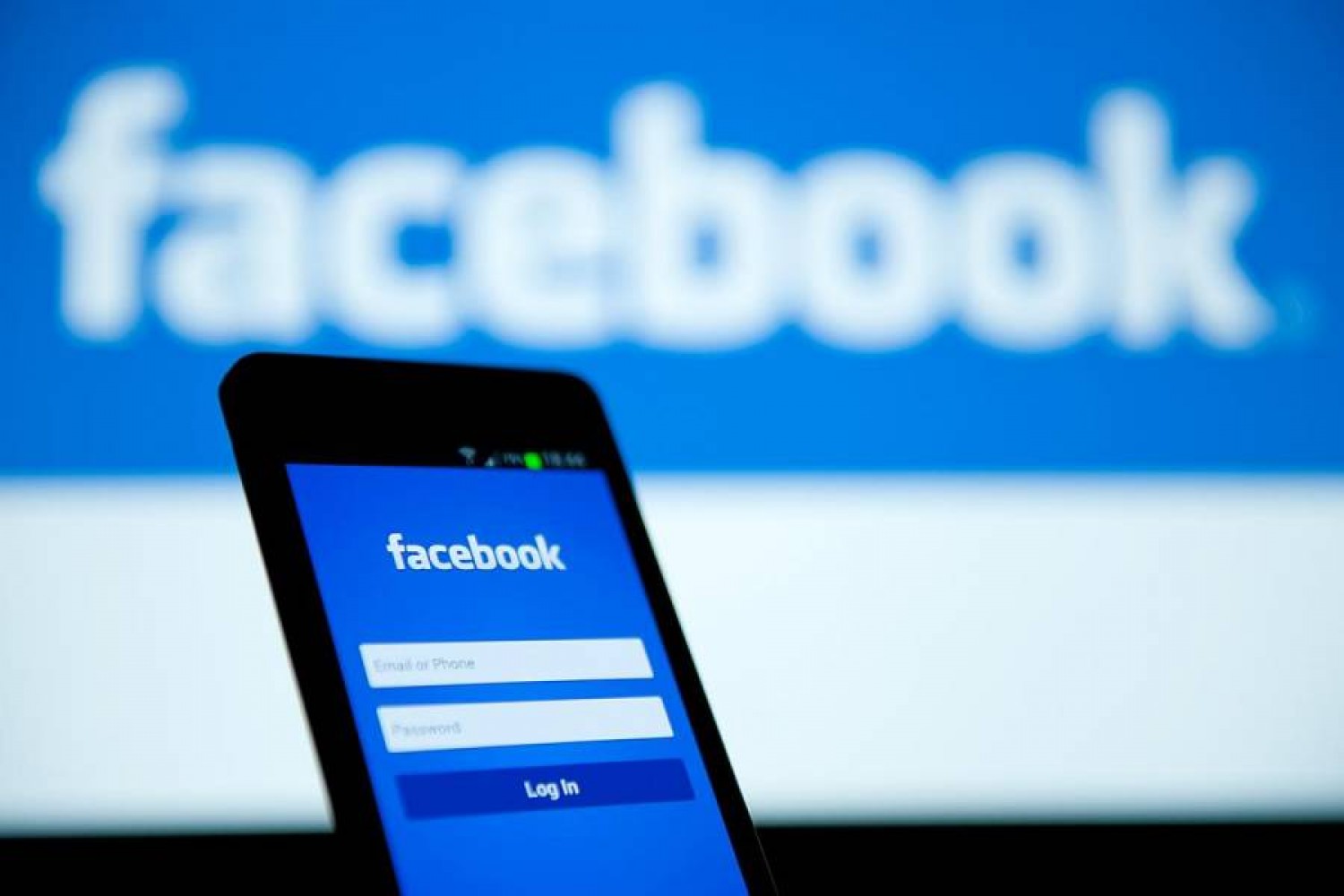 Η Βρετανία βάζει στο Facebook πρόστιμο 500.000 λιρών