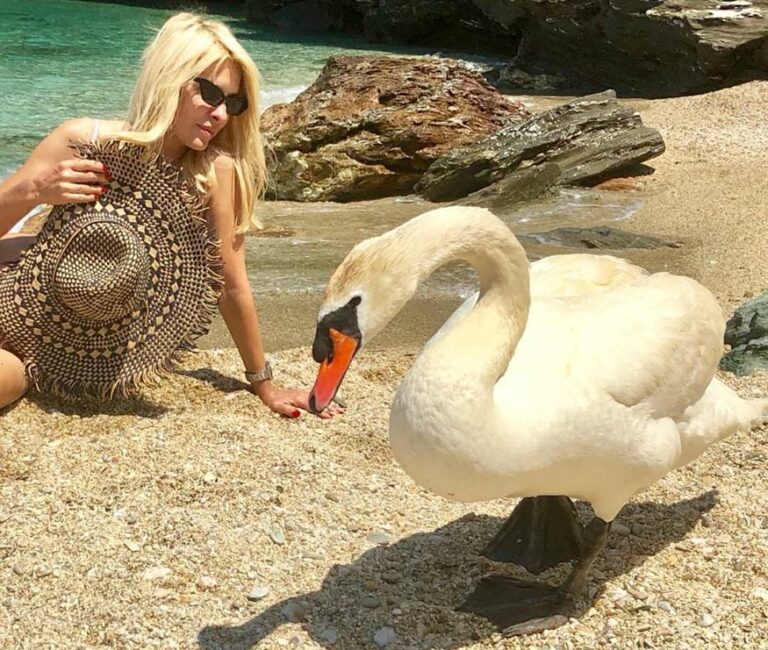 Η Ελένη Μενεγάκη απολαμβάνει τις διακοπές της και…. φαίνεται! (ΦΩΤΟ)