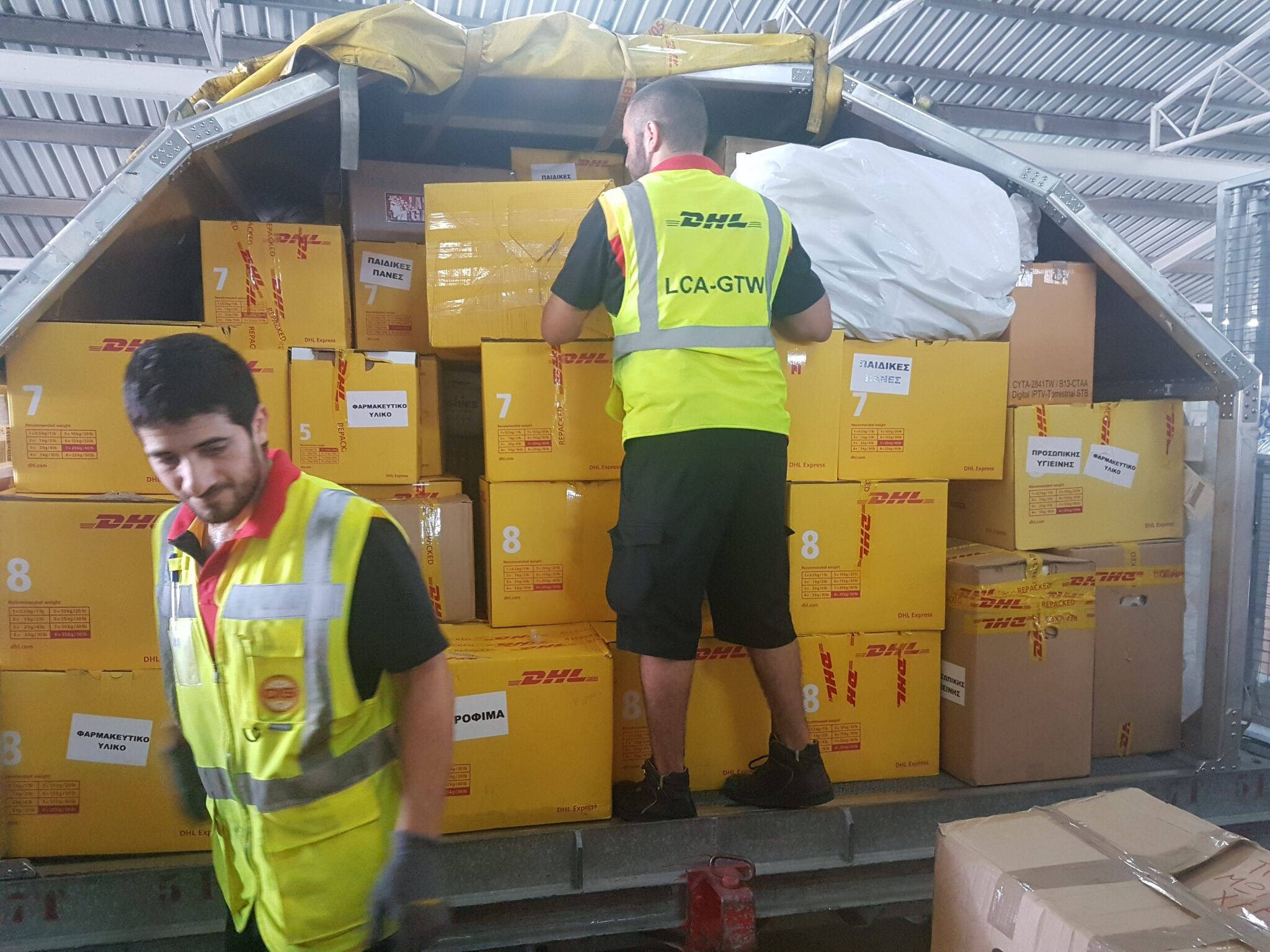 12 τόνους ειδών πρώτης ανάγκης μετέφερε η DHL Κύπρου στους πυρόπληκτους